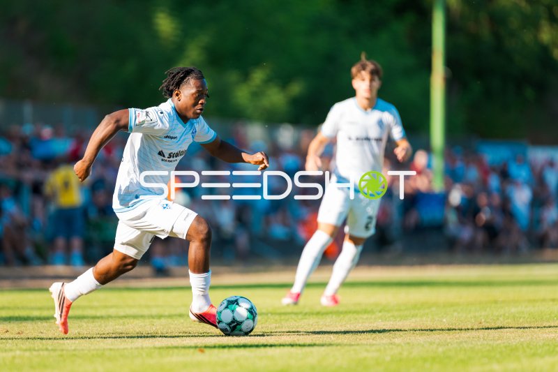 SV Waldhof Mannheim Spieler am Ball im Elzbergstadion Dallau