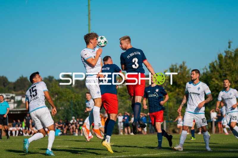 Kopfballduell zwischen SV Waldhof Mannheim und Yannick Fischer (#3; FV Elztal) im Elzbergstadion
