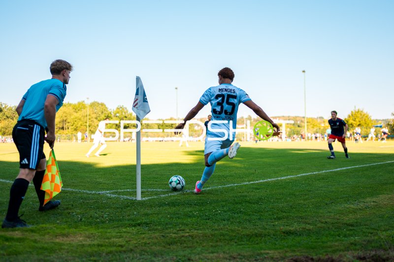 Djayson Mendes (#35; SV Waldhof Mannheim) führt Eckball aus