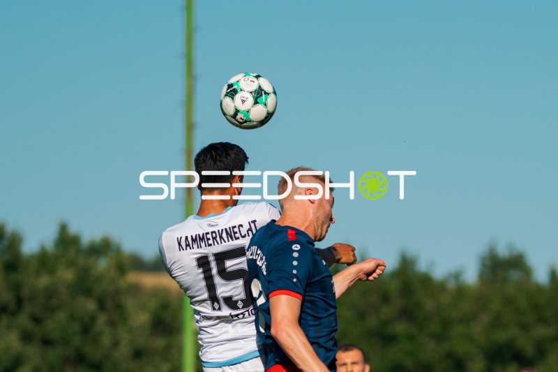 Malte Karbstein (#15; SV Waldhof Mannheim) im Kopfballduell gegen FV Elztal