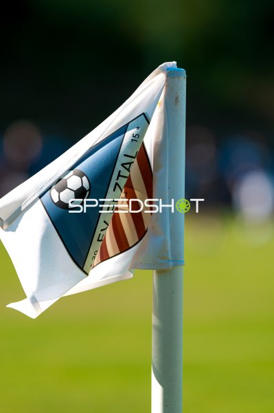 Eckfahne mit FV Elztal-Wappen im Elzbergstadion Dallau