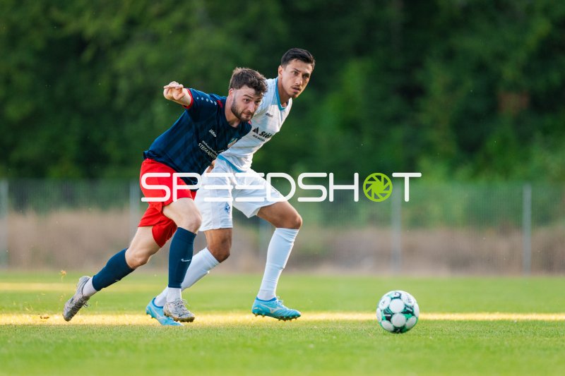 Nicolai Mathes (#10; FV Elztal) im Zweikampf gegen SV Waldhof Mannheim