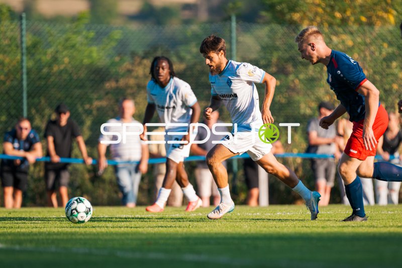 SV Waldhof Mannheim im Zweikampf gegen FV Elztal im Elzbergstadion