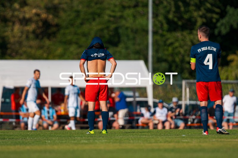 Tom Schumacher (#4; FV Elztal) und Mitspieler nach Gegentor enttäuscht