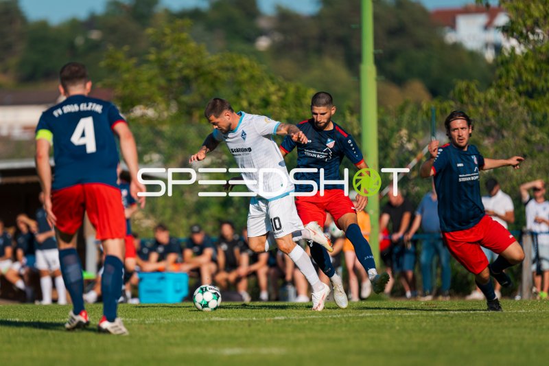 Zweikampf im Elzbergstadion: SV Waldhof Mannheim gegen FV Elztal