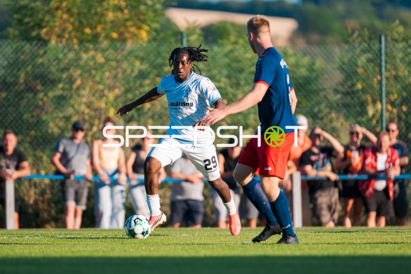 Nolan Muteba N'Tumba (#29; SV Waldhof Mannheim) im Zweikampf gegen FV Elztal