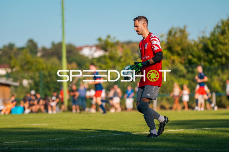 Robin Doll (FV Elztal) mit Ball im Spielaufbau