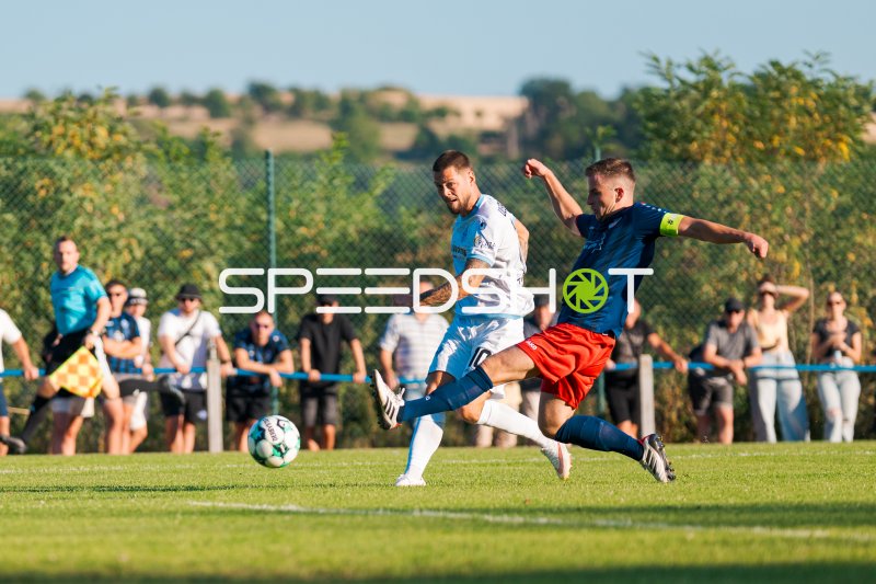 Julian Ulbricht (#10; SV Meppen) im Zweikampf beim Schuss