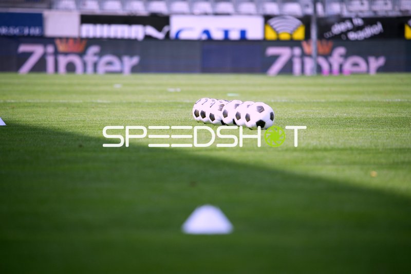 Aufgereihte Spielbälle auf dem Rasen im Tivoli Stadion Tirol