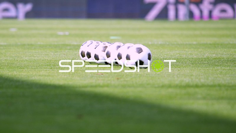 Aufgereihte Spielbälle auf dem Rasen im Tivoli Stadion Tirol