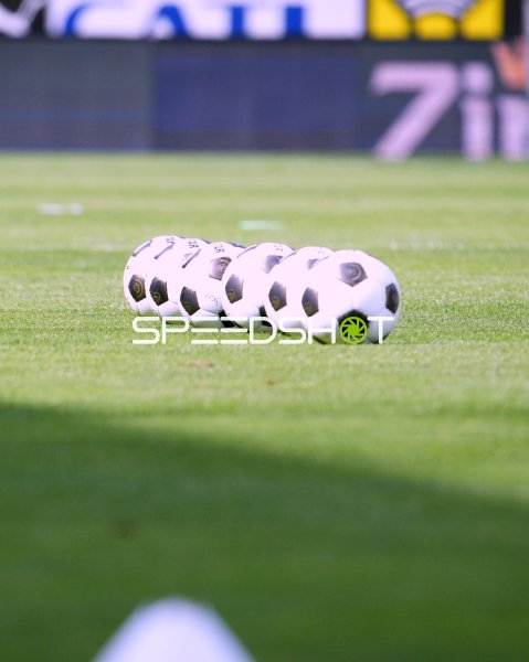 Aufgereihte Spielbälle auf dem Rasen im Tivoli Stadion Tirol