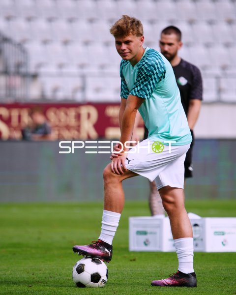 WSG Tirol-Spieler beim Aufwärmen mit Ball im Tivoli Stadion