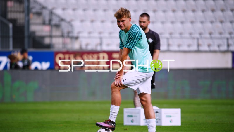 WSG Tirol-Spieler beim Aufwärmen mit Ball im Tivoli Stadion