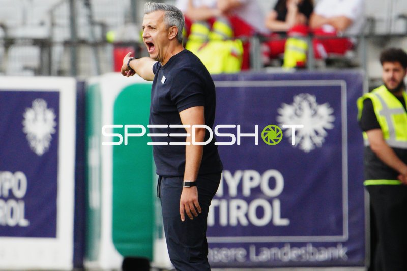 Trainer an der Seitenlinie beim Coaching im Tivoli Stadion Innsbruck