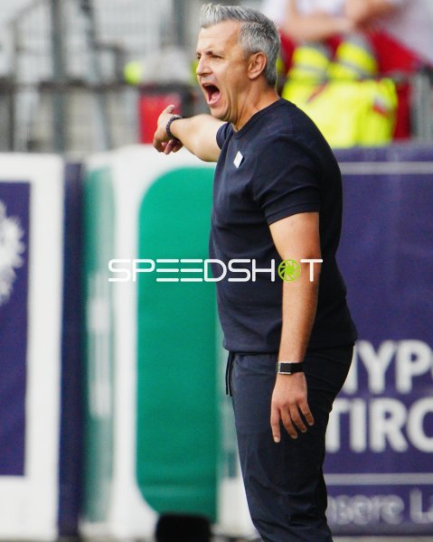 Trainer an der Seitenlinie beim Coaching im Tivoli Stadion Innsbruck