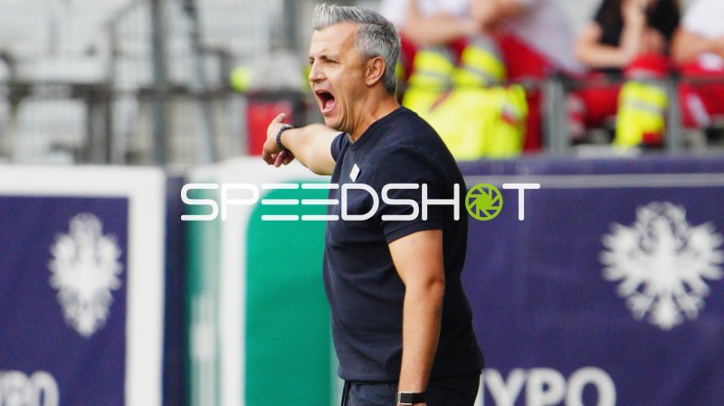 Trainer an der Seitenlinie beim Coaching im Tivoli Stadion Innsbruck
