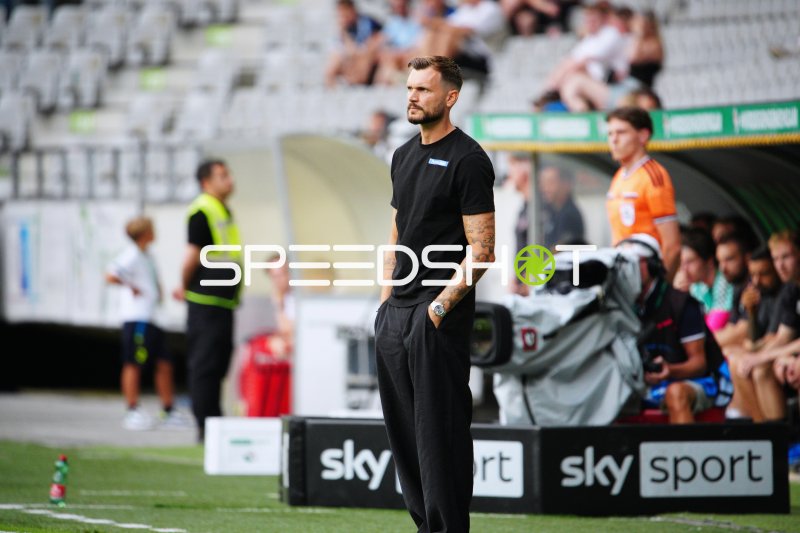Trainer an der Seitenlinie beim Spiel im Tivoli Stadion Innsbruck