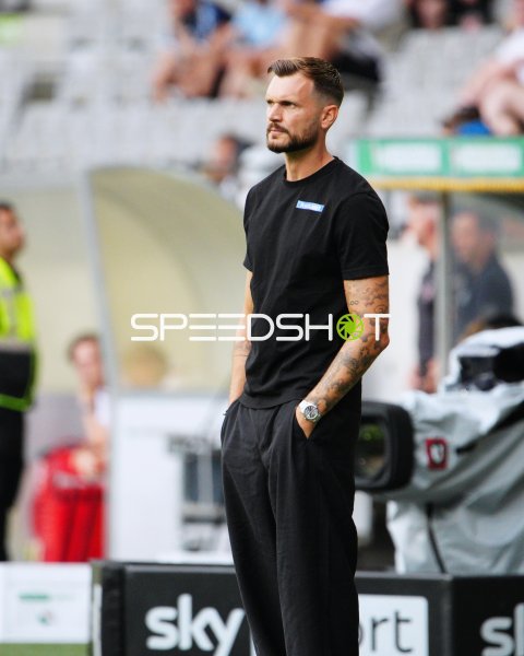 Trainer an der Seitenlinie beim Spiel im Tivoli Stadion Innsbruck