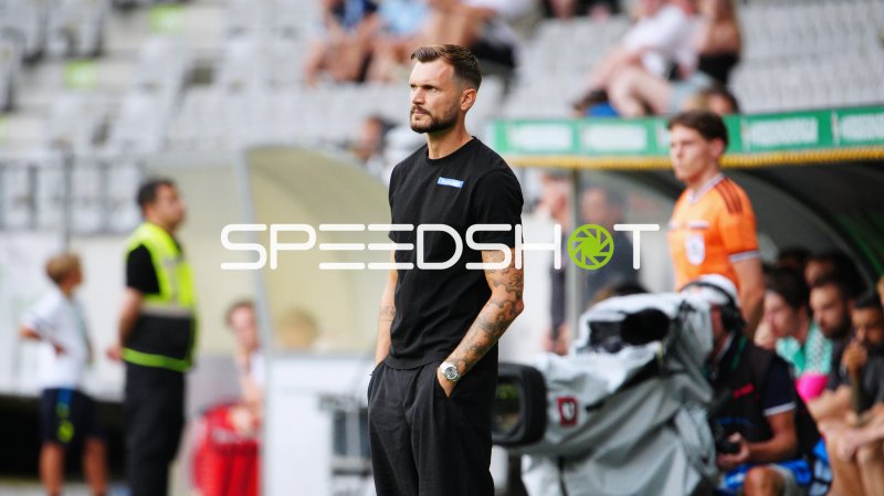 Trainer an der Seitenlinie beim Spiel im Tivoli Stadion Innsbruck