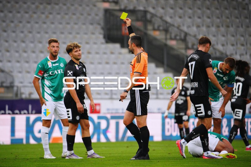 Simon Seidl (SK Sturm Graz) sieht Gelbe Karte im Tivoli Stadion