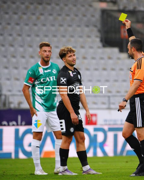 Simon Seidl (SK Sturm Graz) sieht Gelbe Karte im Tivoli Stadion