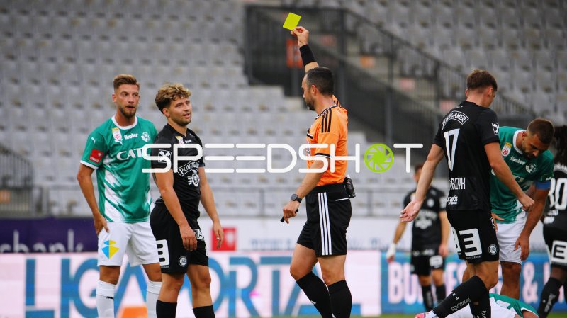 Simon Seidl (SK Sturm Graz) sieht Gelbe Karte im Tivoli Stadion