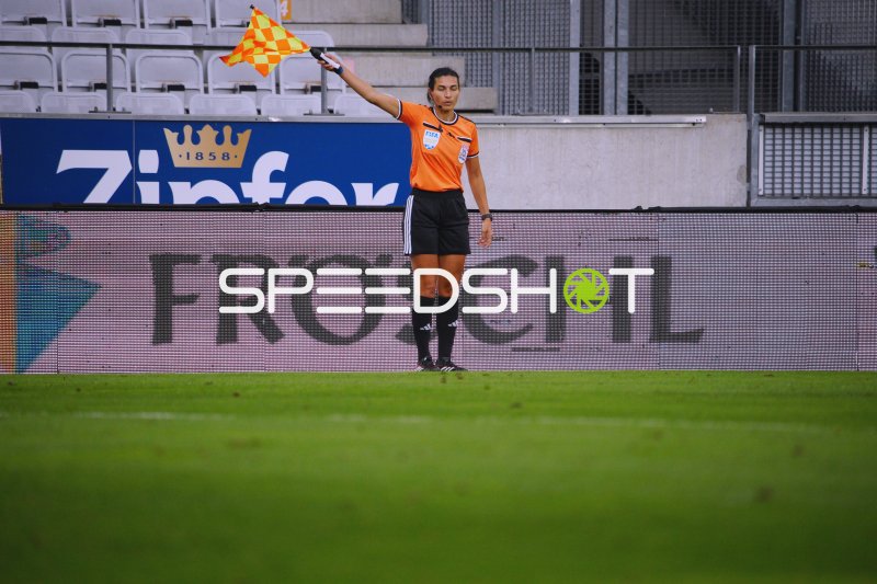 Schiedsrichterassistentin hebt die Fahne im Tivoli Stadion Innsbruck