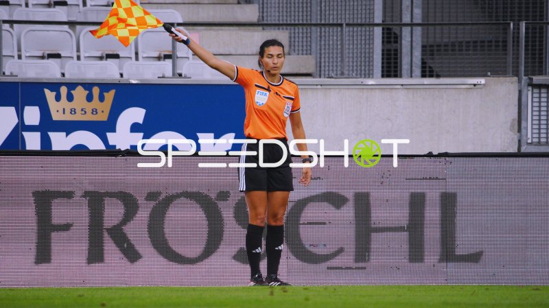 Schiedsrichterassistentin hebt die Fahne im Tivoli Stadion Innsbruck