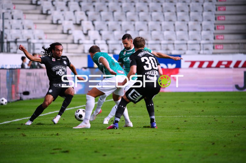 Zweikampf zwischen WSG Tirol und SK Sturm Graz im Tivoli Stadion