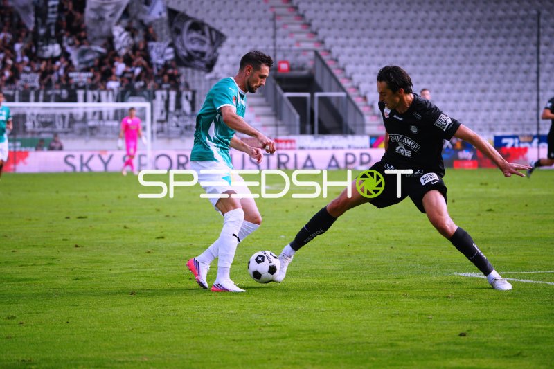 Zweikampf zwischen WSG Tirol und SK Sturm Graz im Tivoli Stadion