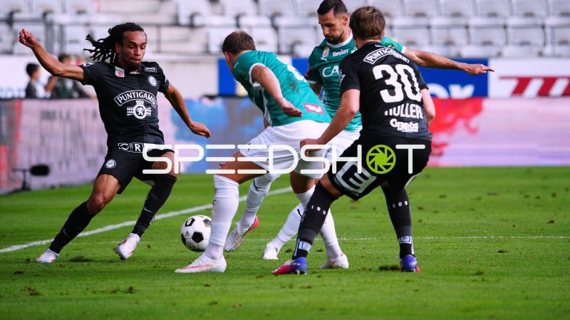 Zweikampf zwischen WSG Tirol und SK Sturm Graz im Tivoli Stadion
