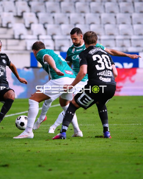 Zweikampf zwischen WSG Tirol und SK Sturm Graz im Tivoli Stadion