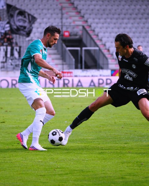 Zweikampf zwischen WSG Tirol und SK Sturm Graz im Tivoli Stadion