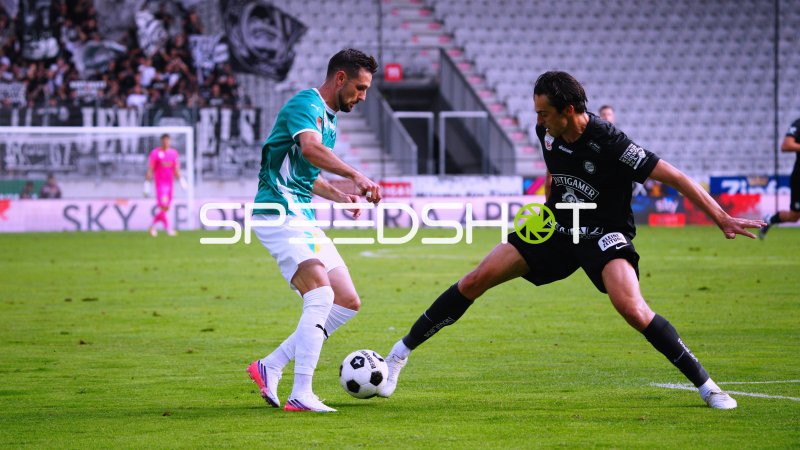 Zweikampf zwischen WSG Tirol und SK Sturm Graz im Tivoli Stadion