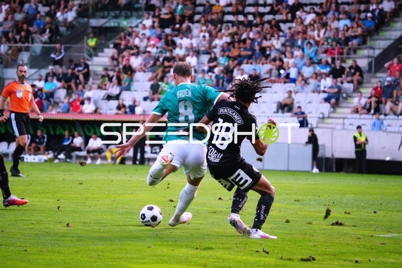 Nikolai Baden Frederiksen (#8; WSG Tirol) im Zweikampf mit Emran Soglo (#18; SK Sturm Graz)