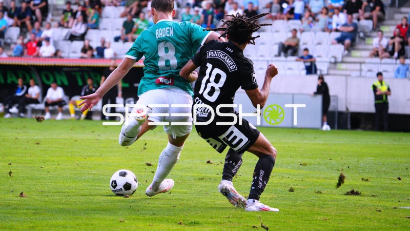 Nikolai Baden Frederiksen (#8; WSG Tirol) im Zweikampf mit Emran Soglo (#18; SK Sturm Graz)