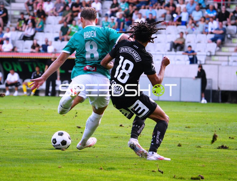 Nikolai Baden Frederiksen (#8; WSG Tirol) im Zweikampf mit Emran Soglo (#18; SK Sturm Graz)