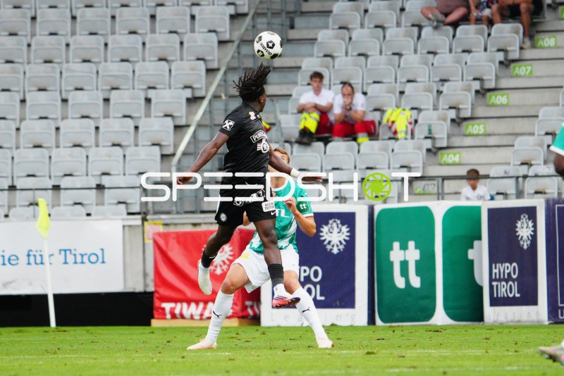 SK Sturm Graz Spieler köpft Ball im Duell gegen WSG Tirol