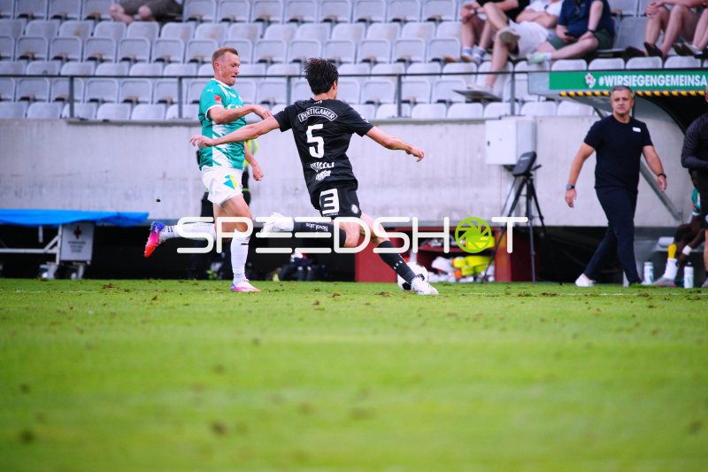 Albert Vallçi (#5; SK Sturm Graz) im Zweikampf gegen WSG Tirol