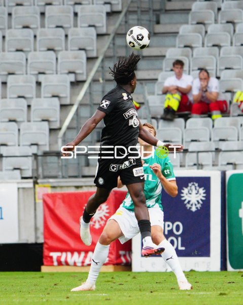 SK Sturm Graz Spieler köpft Ball im Duell gegen WSG Tirol