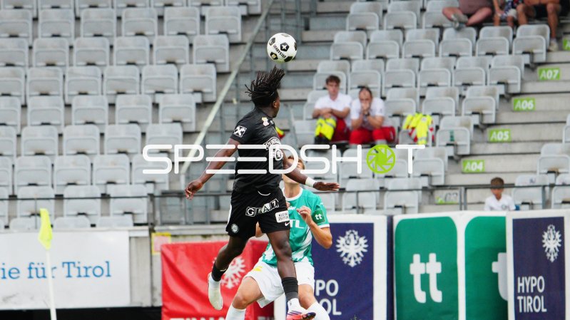 SK Sturm Graz Spieler köpft Ball im Duell gegen WSG Tirol