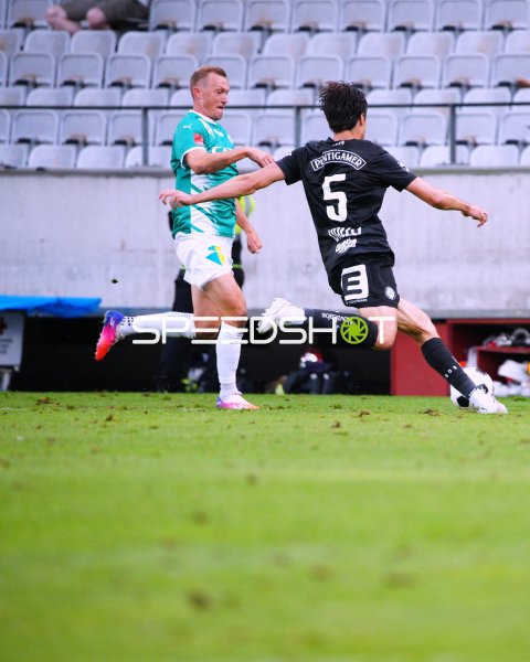 Albert Vallçi (#5; SK Sturm Graz) im Zweikampf gegen WSG Tirol