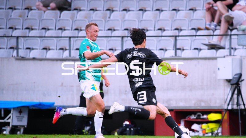 Albert Vallçi (#5; SK Sturm Graz) im Zweikampf gegen WSG Tirol