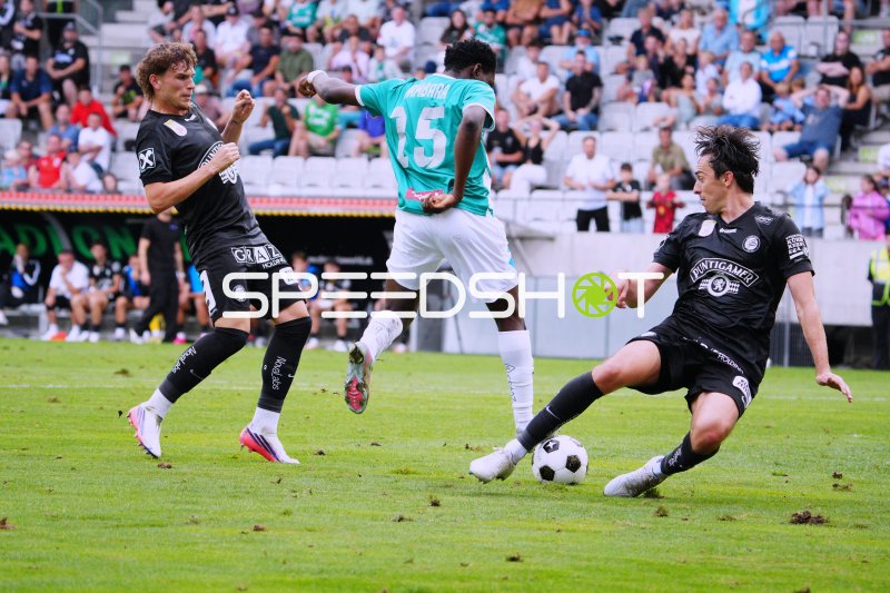 Mazou Bambara (#15; WSG Tirol) im Zweikampf gegen Albert Vallçi (#5; SK Sturm Graz)