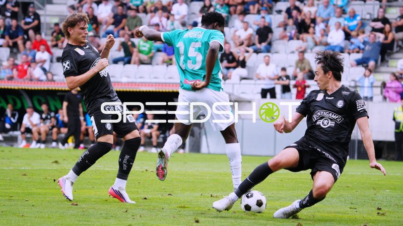 Mazou Bambara (#15; WSG Tirol) im Zweikampf gegen Albert Vallçi (#5; SK Sturm Graz)