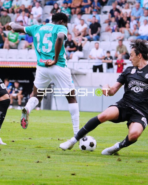 Mazou Bambara (#15; WSG Tirol) im Zweikampf gegen Albert Vallçi (#5; SK Sturm Graz)