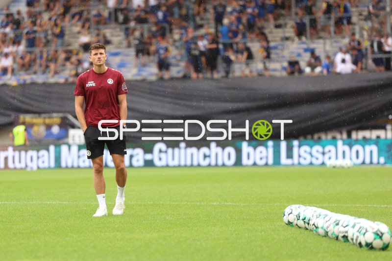 Semir Telalović (Rot-Weiss Essen) beim Aufwärmen im Ludwigsparkstadion