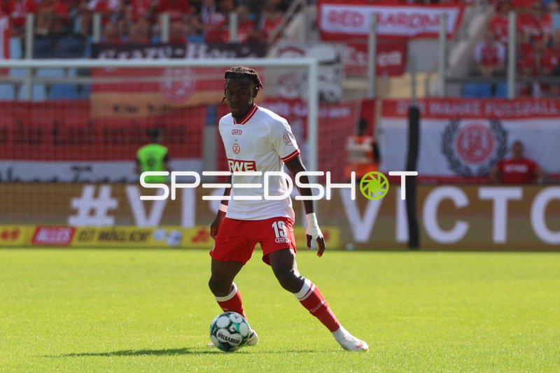 Franci Bouebari (#19; Rot-Weiss Essen) am Ball