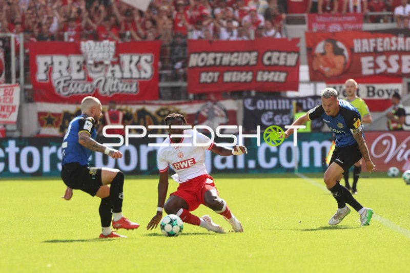 Florian Pick (#20; 1.FC Saarbrücken) im Zweikampf gegen Rot-Weiss Essen