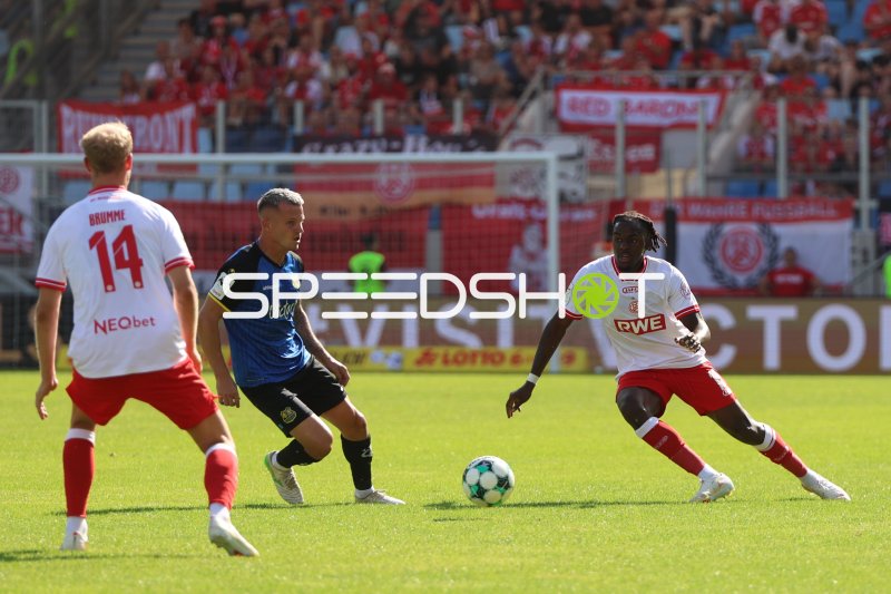 Florian Pick im Zweikampf gegen Franci Bouebari (#19; Rot-Weiss Essen)